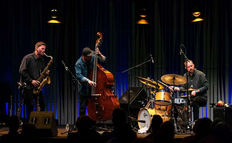 Acoustic Unity – Photo by Hans Vera